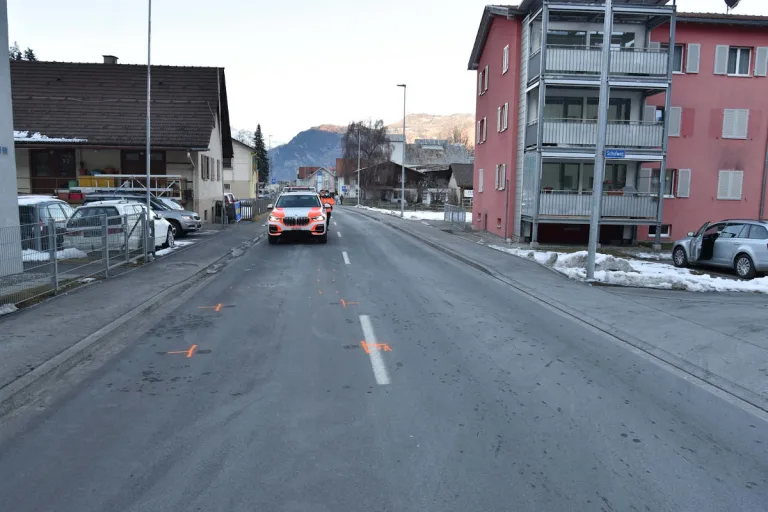 Thusis GR – Kind läuft auf Strasse und wird von Auto erfasst