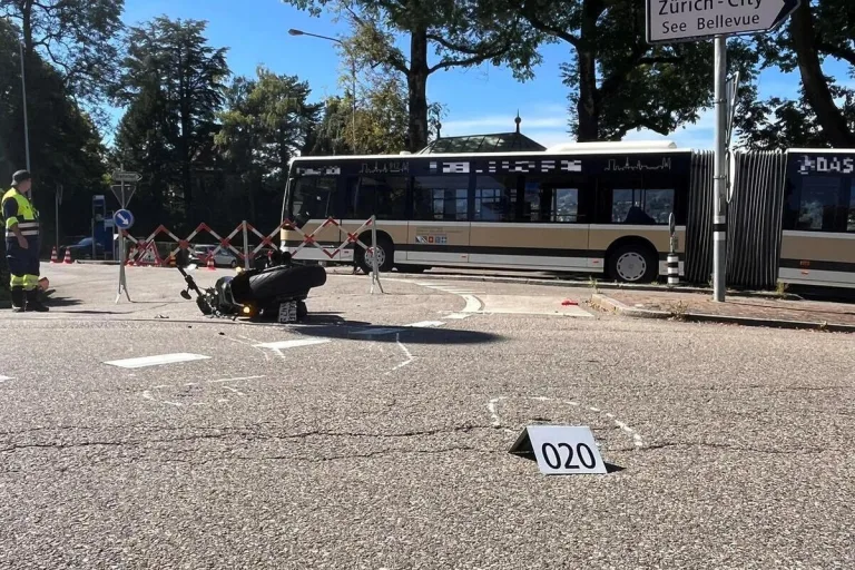 Zollikon ZH - Motorradfahrer bei Verkehrsunfall verletzt 