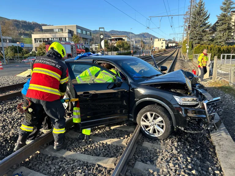 Freienbach SZ: Selbstkollision endet auf Bahngleis