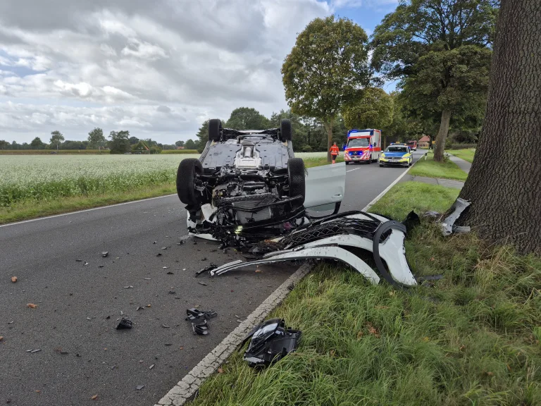 Hemslingen – VW T-Roc prallt gegen Baum und überschlägt sich
