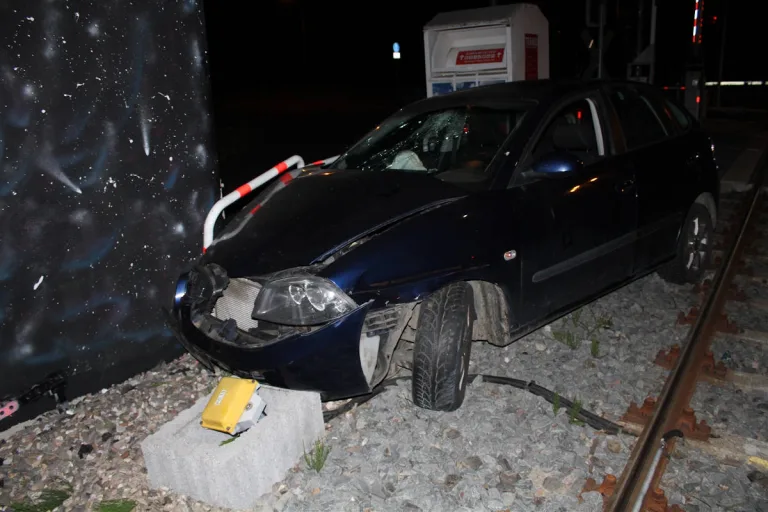 Niederkassel – PKW landet im Gleisbett