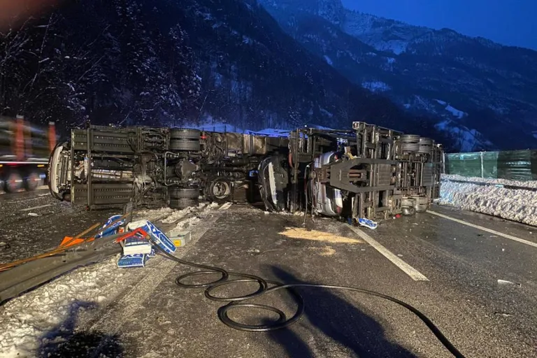 A2 Seedorf UR – Autotransporter auf der Autobahn umgekippt 
