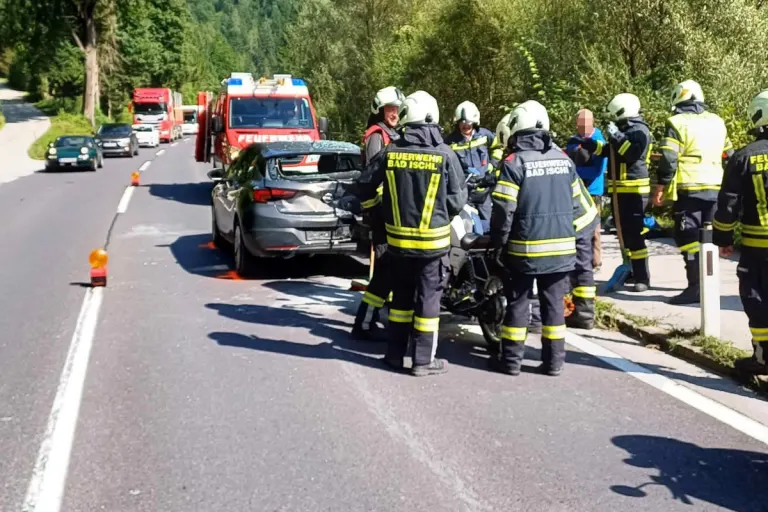Unfall bei Bad Ischl OÖ – Motorrad prallt gegen Pkw