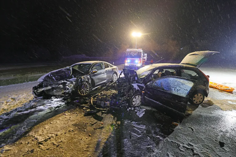Teisendorf BY – Eine Tote und mehrere Verletzte nach Unfall im Gegenverkehr