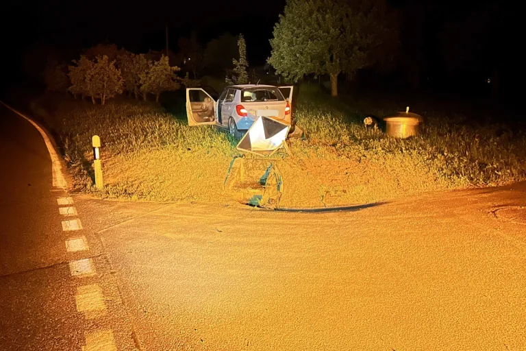 Auenstein AG – Lenker prallt gegen Verkehrsschild