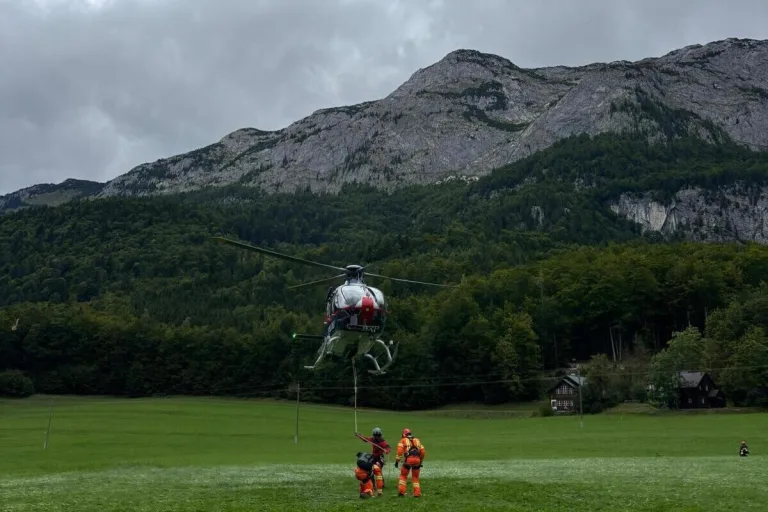 Liezen ST – Polizeihubschrauber löscht Waldbrand aus der Luft