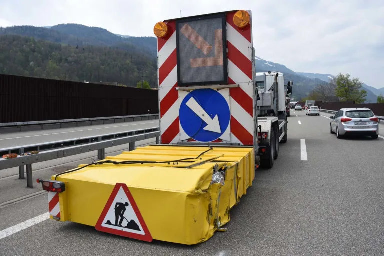 Heiligkreuz SG - Mann auf der Autobahn in Anpralldämpfer gefahren