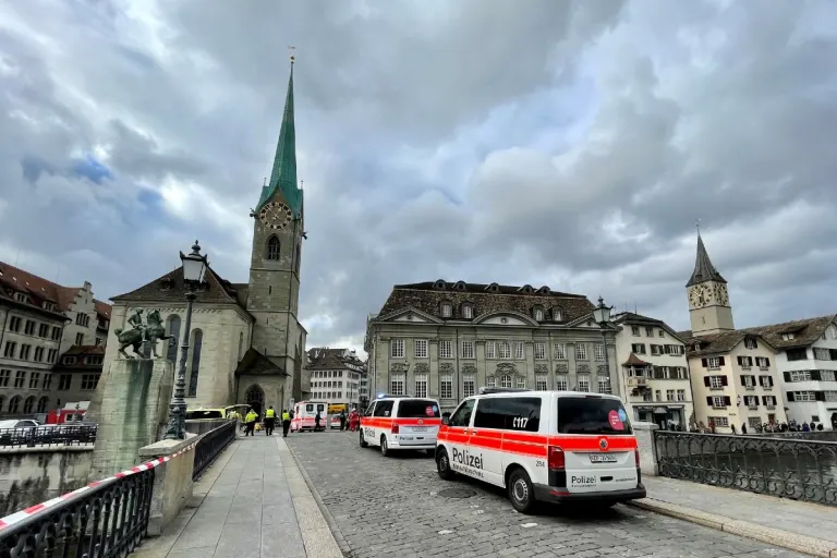 Stadt Zürich - Personenwagen  stürzt in Limmat