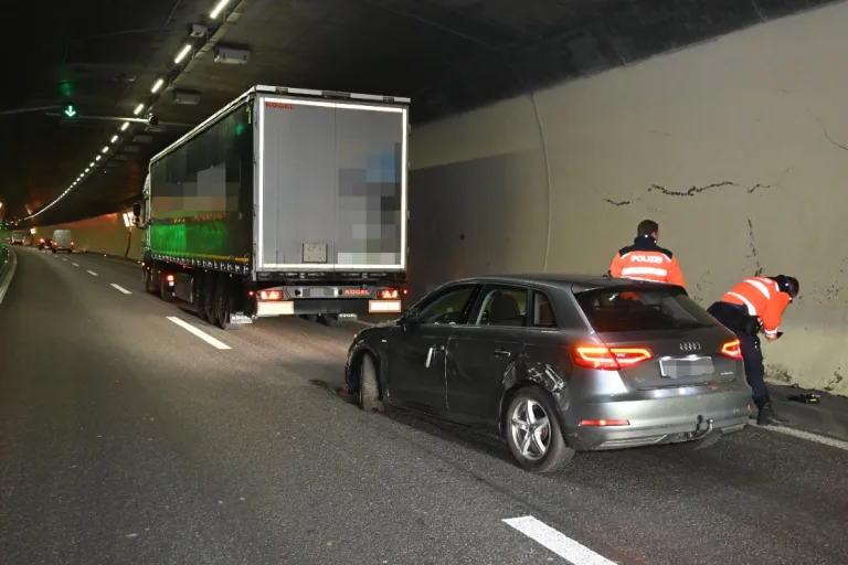  St.Gallen - Fahrunfähige Lenkerin streift Lastwagen