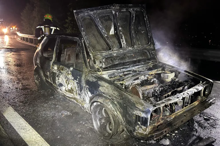 Rickenbach SZ – Auto fängt während der Fahrt Feuer