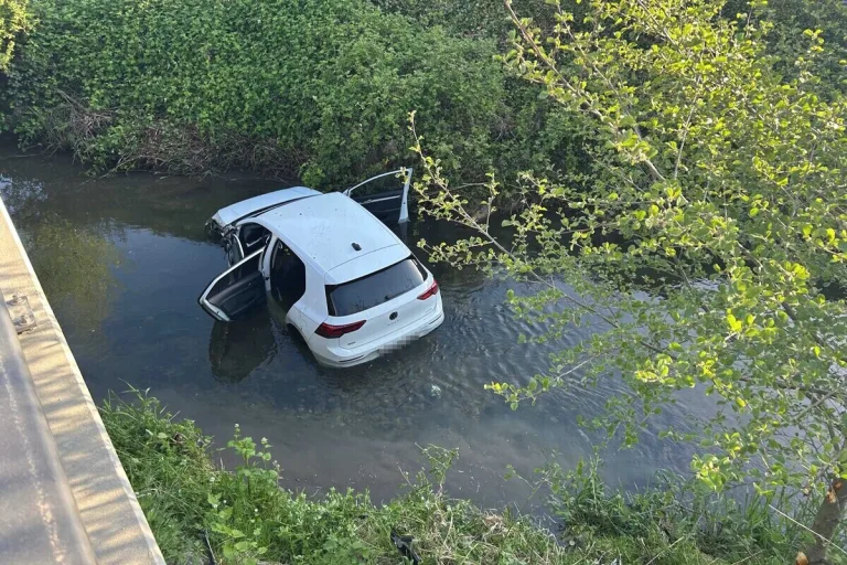 Endingen AG – Übermüdeter Fahrer landet mit Auto in der Surb