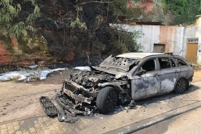 Mehrstündige Verkehrsbeeinträchtigungen durch Taxi-Brand in Trier RP