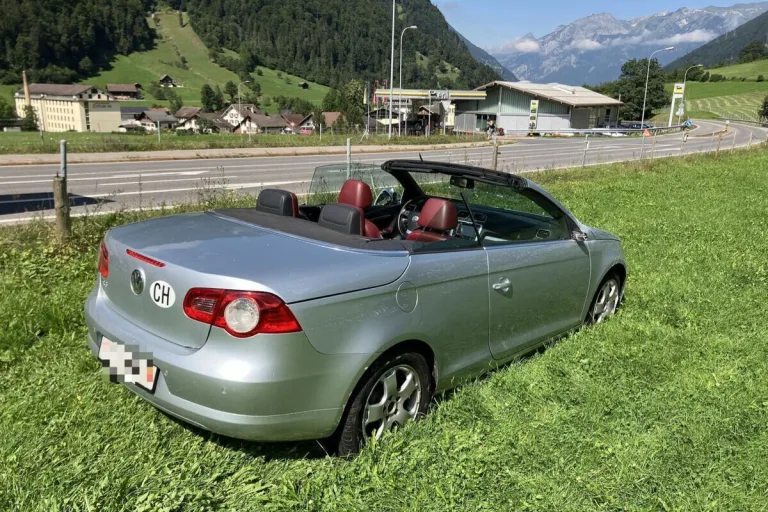 Unfall in Rüti GL - Mobiltelefon während der Fahrt benutzt
