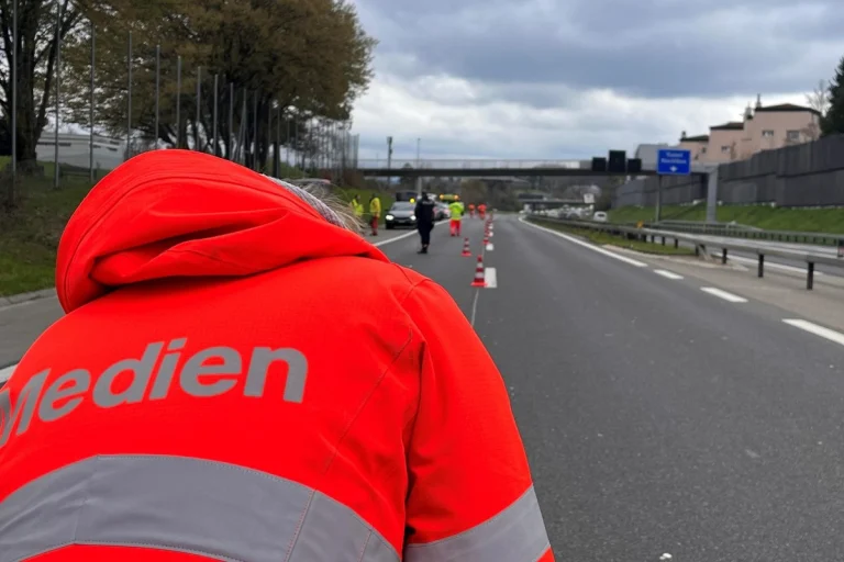Rüschlikon ZH - Lastwagen erfasst Mann auf der A3 und verletzt ihn schwer