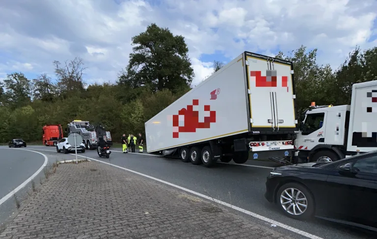 A661 Langen – Sattelauflieger löst sich von Zugmaschine