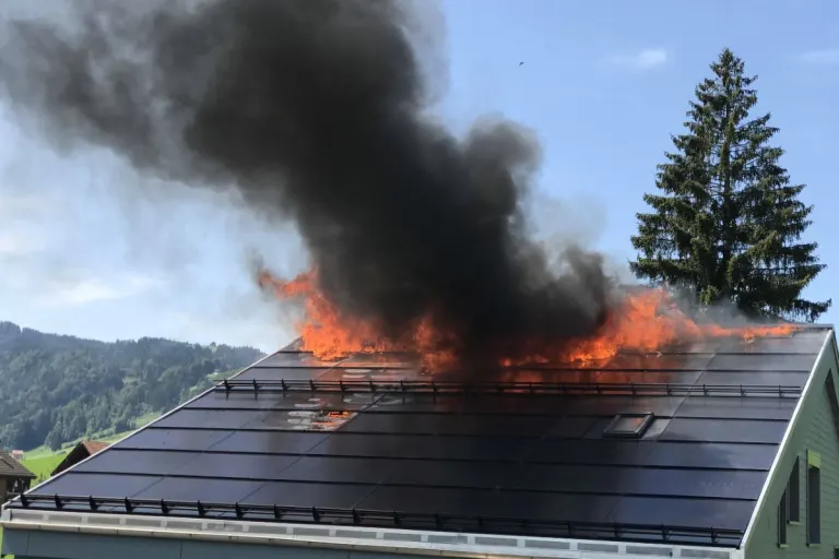 Urnäsch AR - Dachstock von Mehrfamilienhaus in Flammen