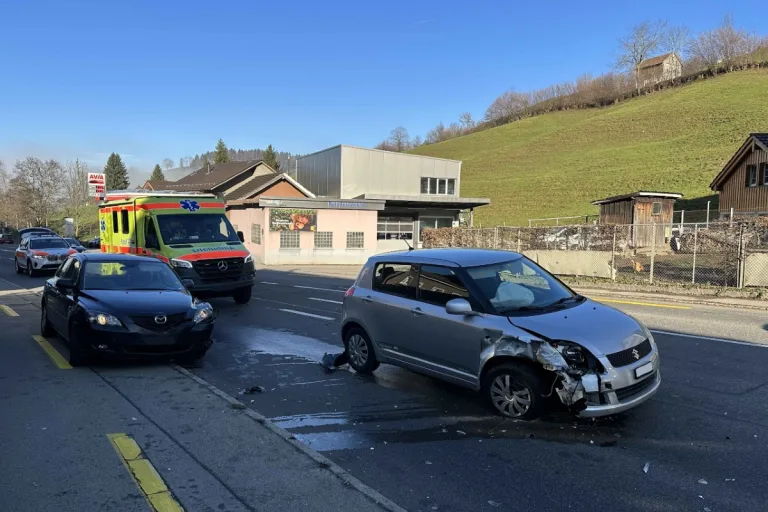 Herisau AR - Leicht verletzte Beifahrerin nach Kollisionen zwischen zwei Personenwagen
