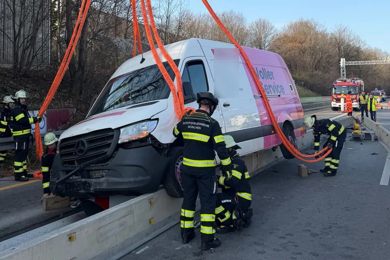 A96 München – Transporter fährt auf Spurtrenner und sorgt für Stau