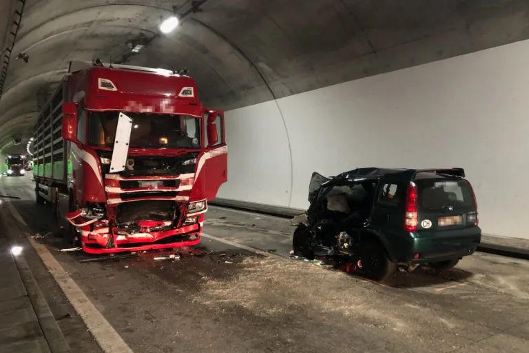 Horrorunfall in Unterterzen SG - Mann nach Frontalkollision tot! Autobahn A3 gesperrt