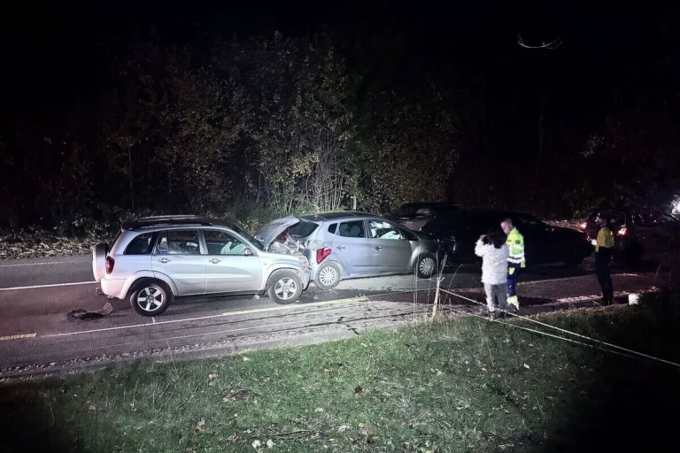 Bottmingen BL – Auffahrunfall mit vier Fahrzeugen
