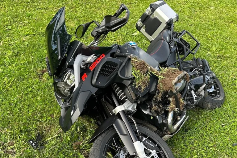 Giswil OW - Motorradfahrer nach Unfall lebensbedrohlich verletzt