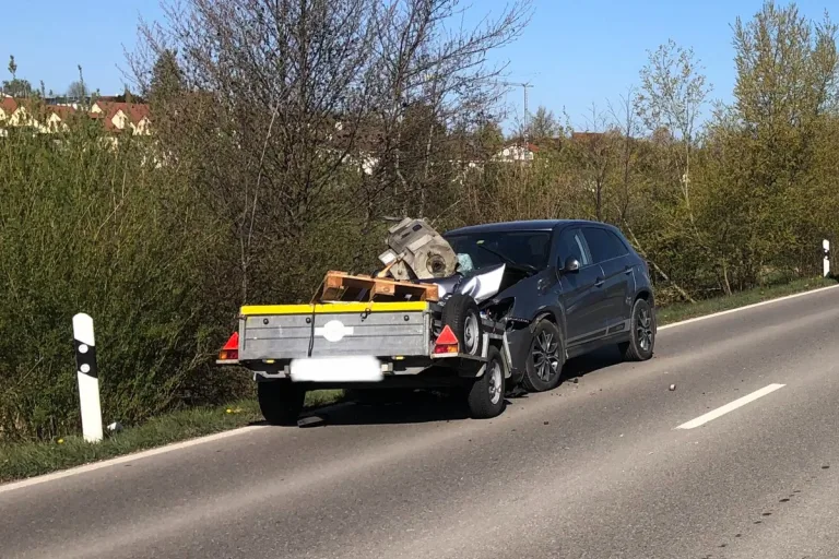 Totalschaden  in Neunkirch SH - Frontalkollision zwischen Anhänger und Auto!