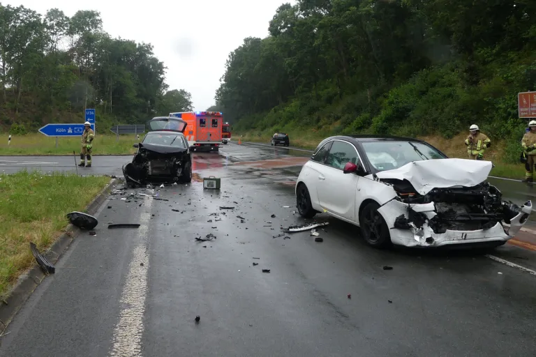  Landstraße 96 in Reichshof-Buchen - Zwei Personen nach Kollision schwer verletzt