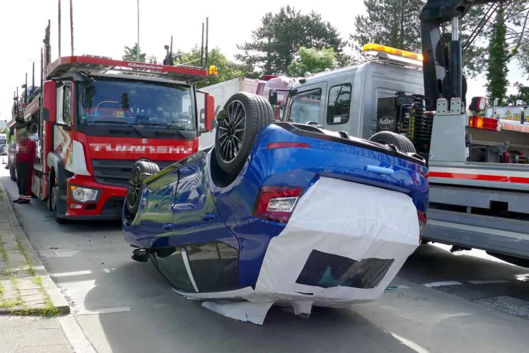 Bremerhaven - Auto rutscht von Transporter auf die Straße