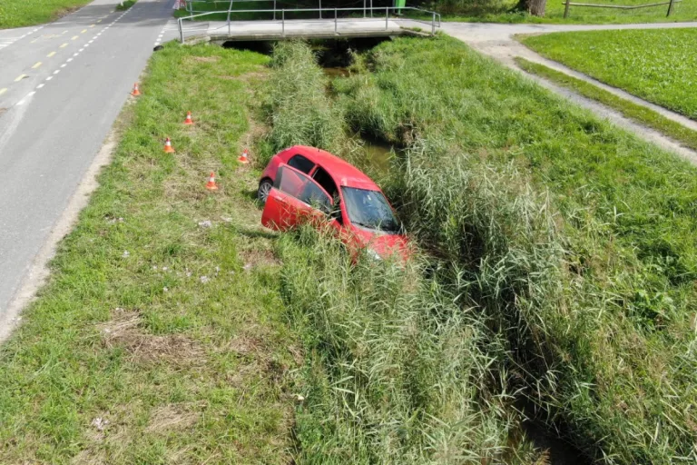 Salez SG - Mit dem Fiat in den Bach gefahren