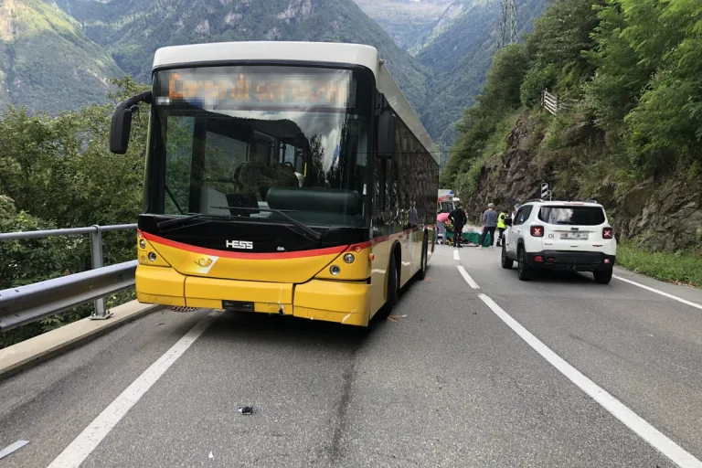 Grono GR – Motorrad kollidiert mit Postauto