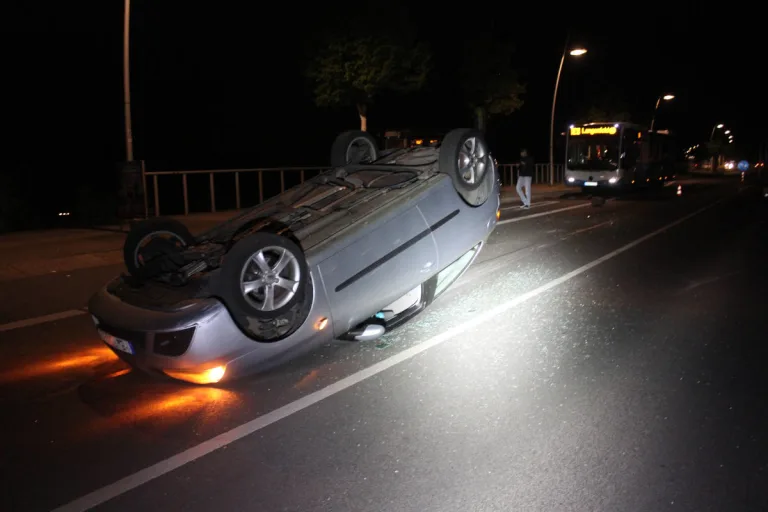 Monheim – Gefährlicher Eingriff in den Straßenverkehr – PKW überschlug sich