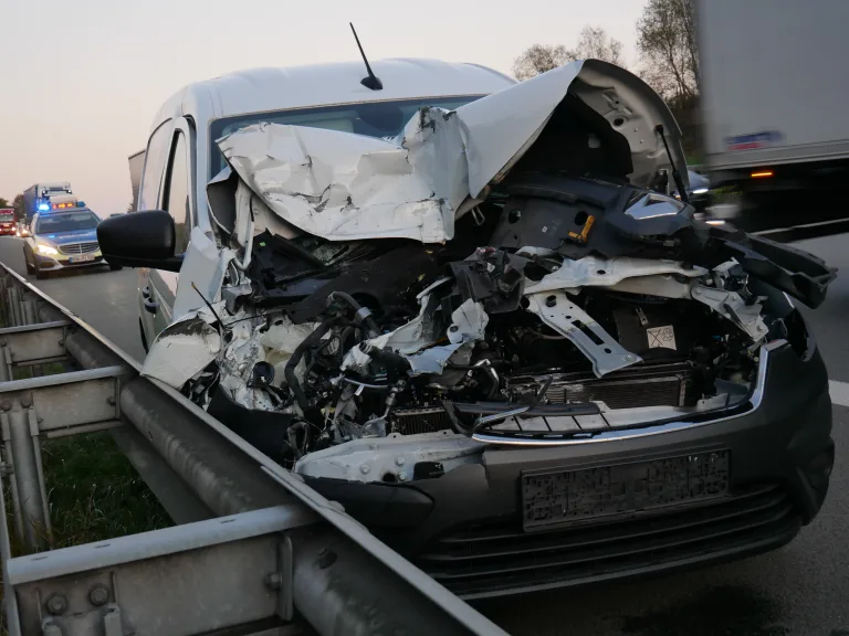 A1 Hollenstedt – Tief stehende Sonne führt zu Auffahrunfall