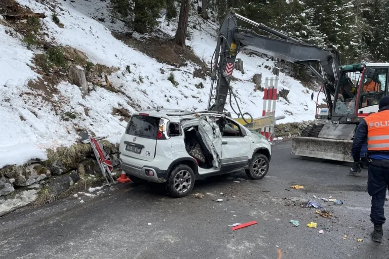 Ardez GR - Auto überschlägt sich bei Unfall mehrfach