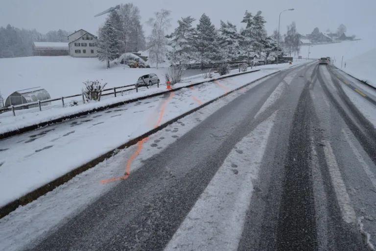 Stein AR - Selbstunfall mit Auto auf schneebedeckter Strasse heute