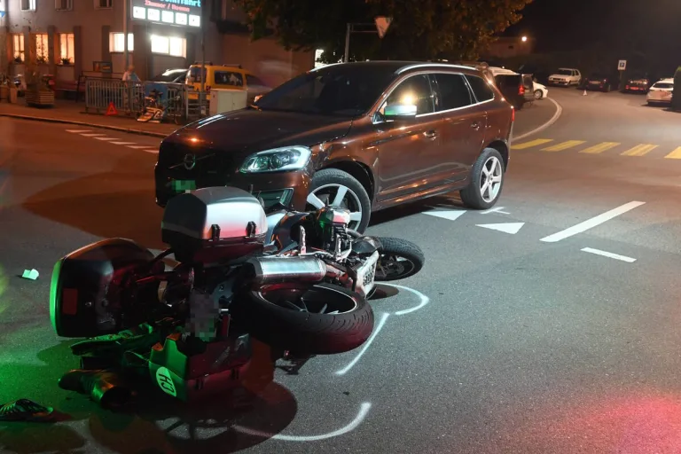 Mols SG - Zwei Verletzte nach Kollision zwischen Auto und Motorrad