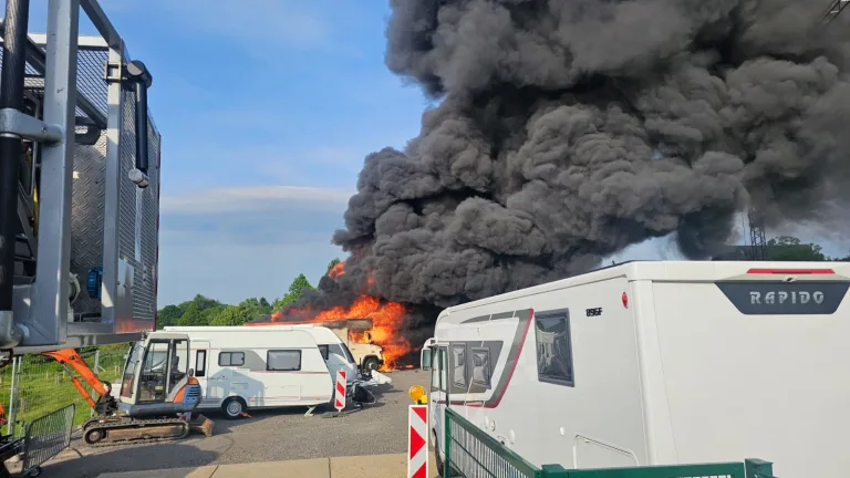 Burscheid – Großbrand und Explosionen in Gewerbebetrieb