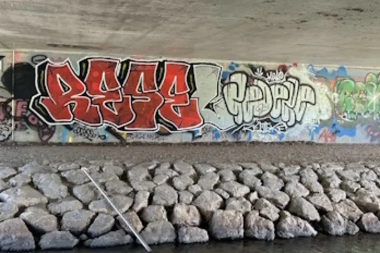 Mézières/Romont FR - Mehrere Tags und Graffitis angebracht - Polizei nimmt drei Männer fest