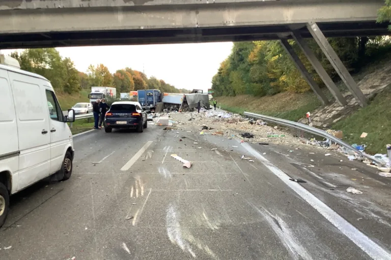 Nyon VD - Lasterzug kippte auf der Autobahn A1 um