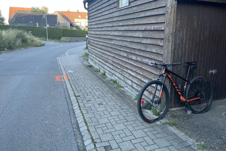Lüchingen SG - Velofahrer prallt gegen eine Hausmauer