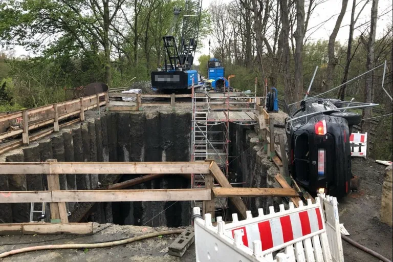 Essen - Endstation Baustelle - Fahrerflucht endet spektakulär