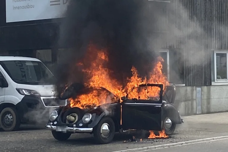 Wittenbach SG - Auto auf der Arbonerstrasse ausgebrannt