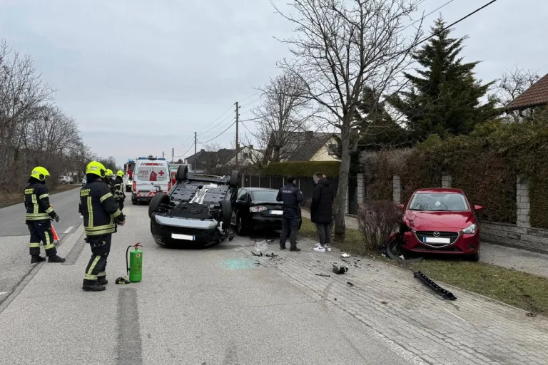 Sollenau – Pkw landet  nach Unfall auf dem Dach