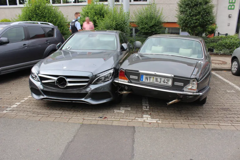 Langenfeld – 84-Jähriger verliert Kontrolle über seinen Wagen – sieben Fahrzeuge beschädigt