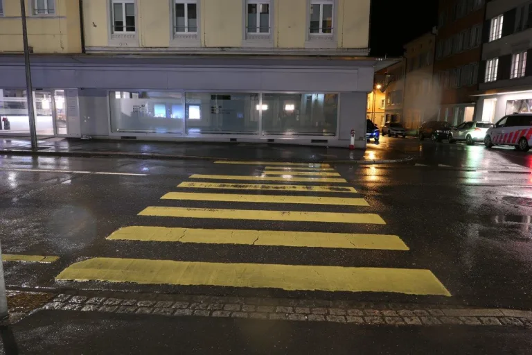 Stadt Glarus: Fussgängerin bei Kollision mit Fahrzeug verletzt