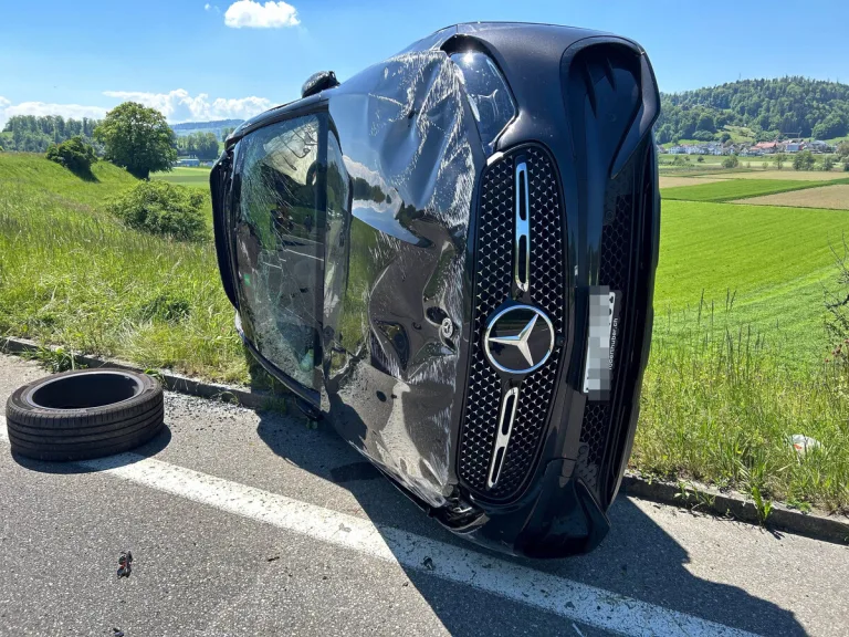 Staffelbach AG - Mercedes überschlägt sich bei Unfall mehrfach
