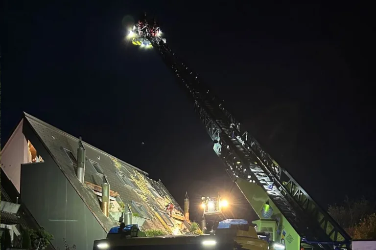 Fehraltorf ZH – Dachstock eines Mehrfamilienhauses in Brand
