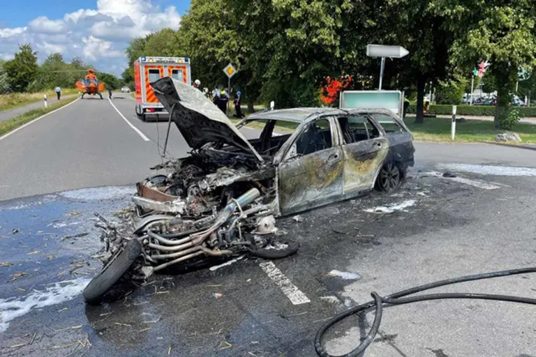Horror-Unfall in Mettmann - Beide Fahrzeuge brannten vollständig aus
