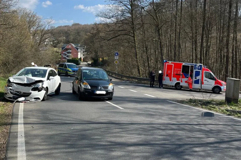 Wiehl – Zwei Verletzte bei Auffahrunfall auf Landstraße