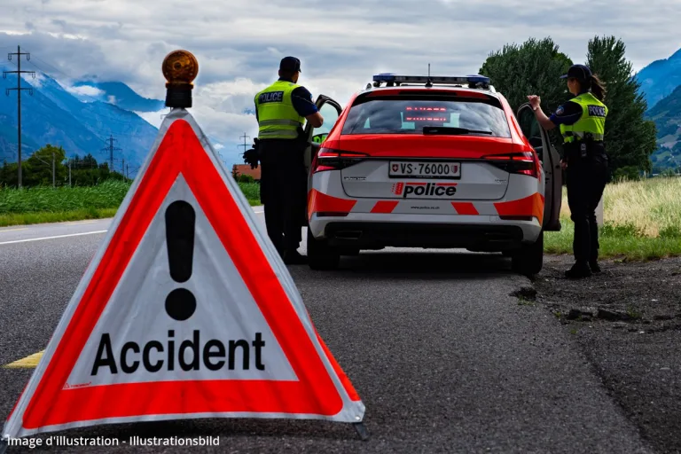Granges VS - Auto kommt von der Strasse ab und überschlug sich im steilen Gelände