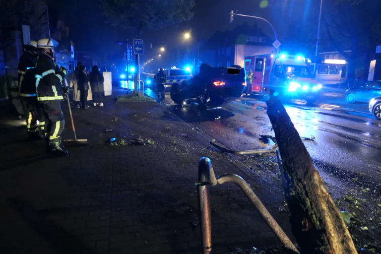 Dortmund  - PKW prallt gegen Baum und Absperrgitter - eine Person verletzt